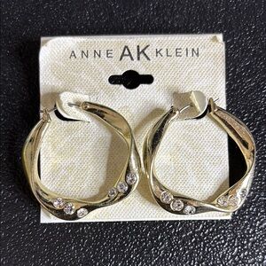 NWT Gold Tone Geometric Rhinestone Hoop Earrings